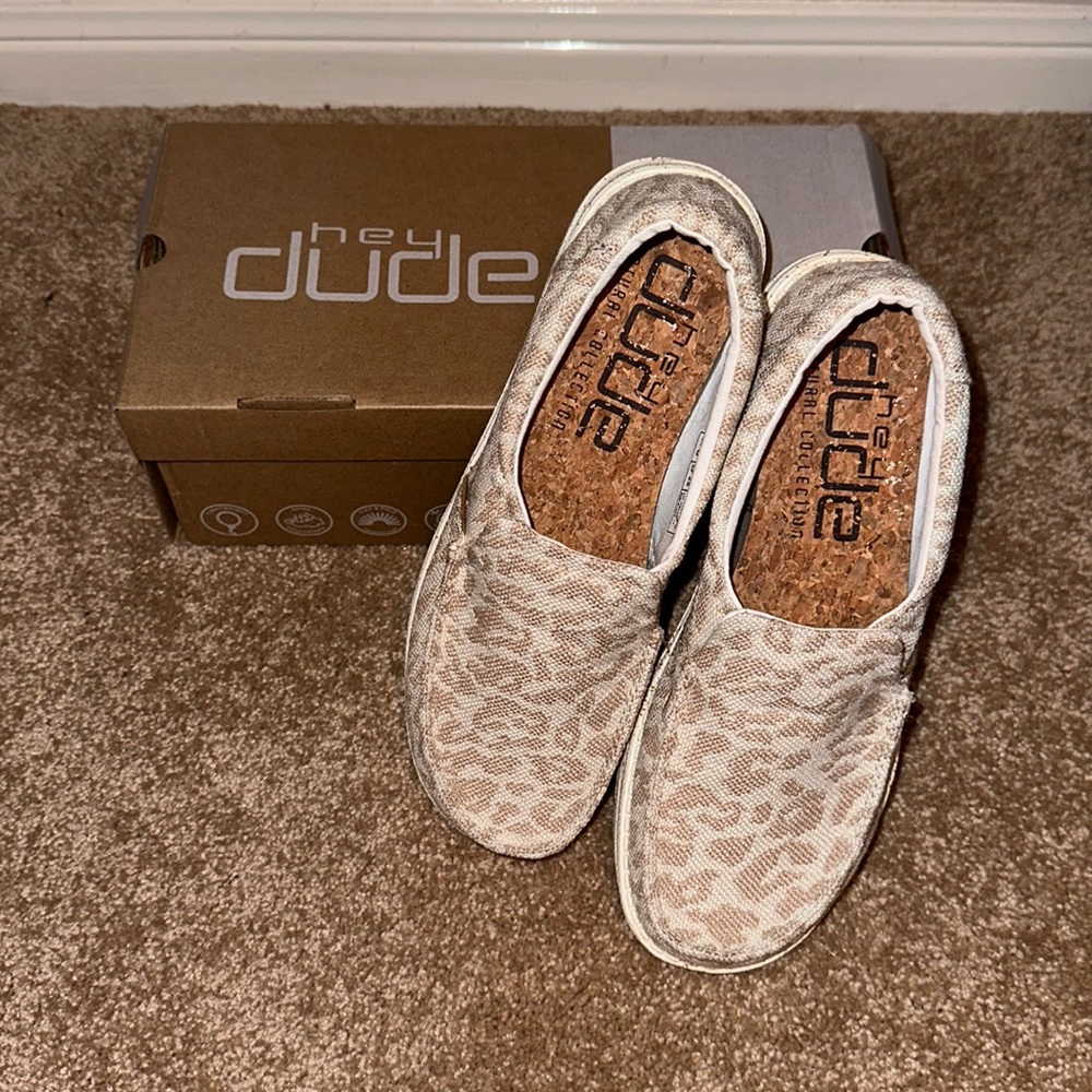 Beige Cheetah print Hey Dudes size 8 😍
